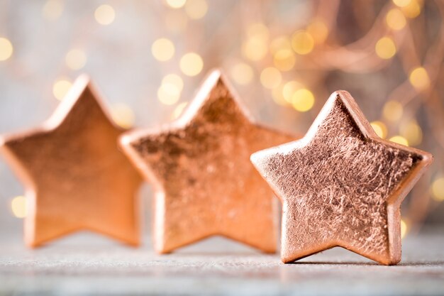 Decoração de Natal em bronze. Decorações de férias em bronze no bokeh de fundo