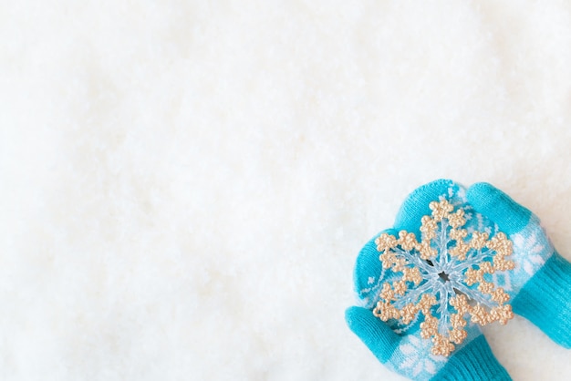 Decoração de Natal em crianças com as mãos na neve