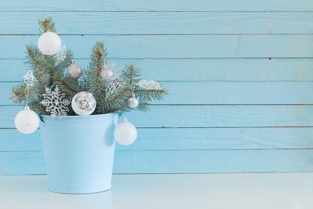 Decoração de Natal em fundo azul de madeira