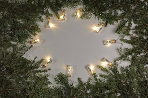 Decoração de Natal em fundo branco com guirlanda de natal dentro