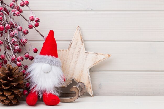 Decoração de Natal em fundo branco de madeira