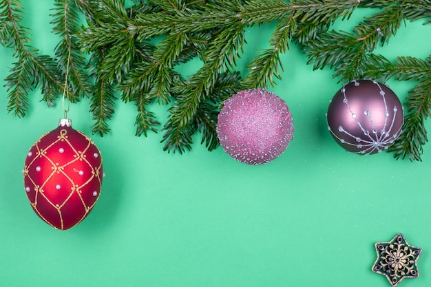 Decoração de natal em galhos de pinheiros isolados