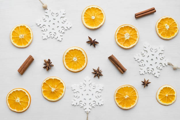 Decoração de Natal em madeira e rodelas de laranja secas