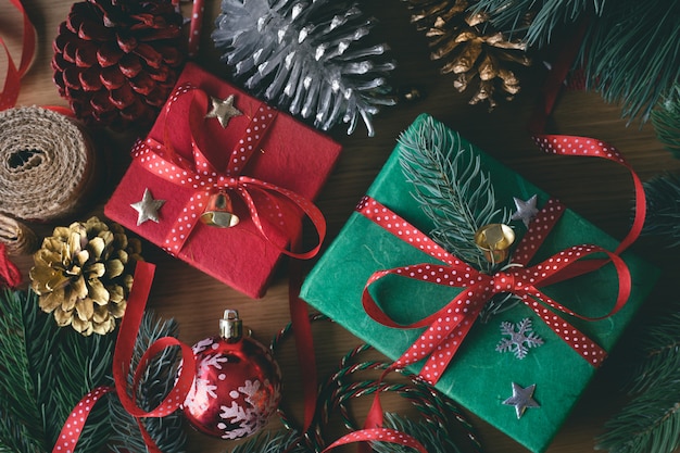 Decoração de natal em mesa de madeira