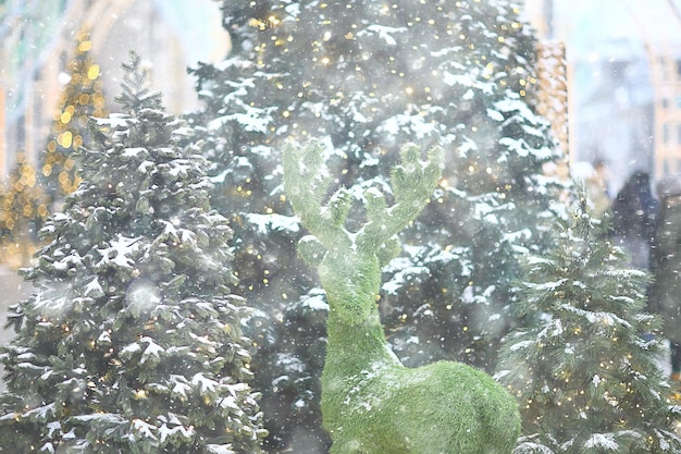Decoração de Natal em Moscou, árvores de Natal na rua, neve em dezembro, temporada de ano novo