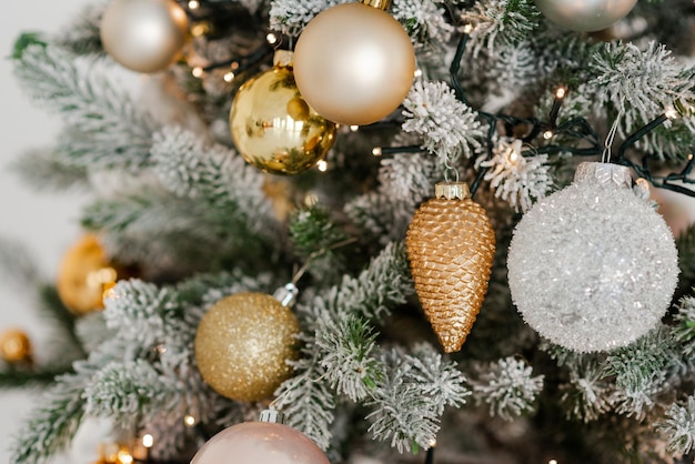Decoração de Natal em um fundo abstrato Árvore de Natal festivamente decorada Feliz Ano Novo Foco seletivo suave