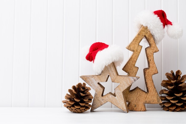 Decoração de Natal em um fundo branco de madeira.