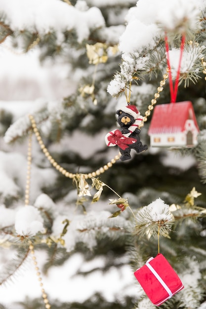 Decoração de Natal em uma bela árvore com neve ao ar livre