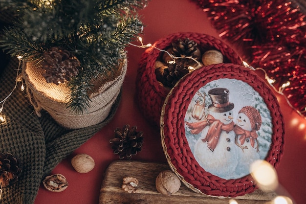 Decoração de Natal em uma decoração de mesa festiva de fundo vermelho