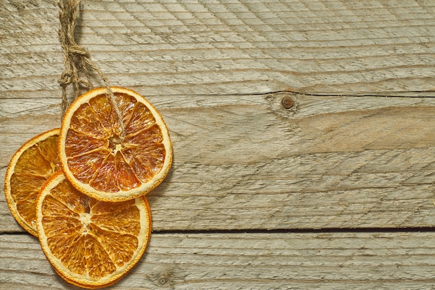 Decoração de natal. fatias de laranja secas para decoração de árvore de ano novo, copie o espaço para seu texto