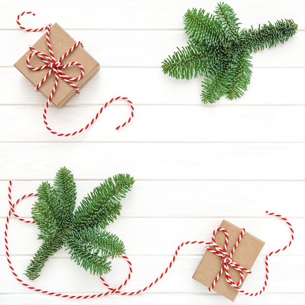 Decoração de Natal. Galhos de árvores de Natal e caixas de presente em fundo de madeira brilhante