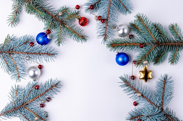 Decoração de Natal, galhos de uma árvore de Natal em um fundo branco. Cartão de Natal.