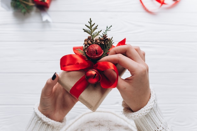 Decoração de Natal. Mulher desembala presentes.