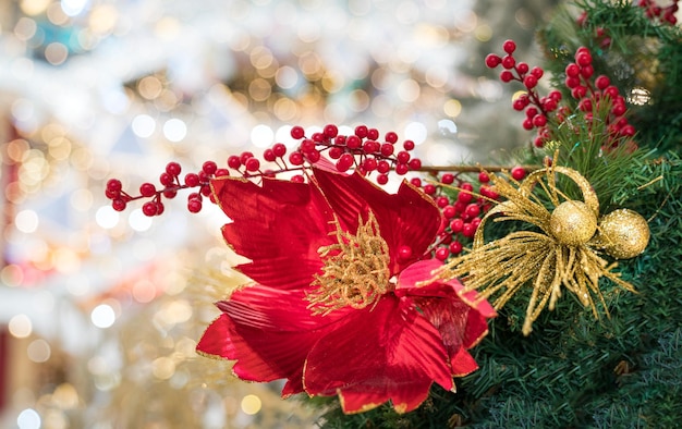 Decoração de natal na árvore com foco na flor vermelha