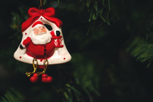 Decoração de Natal na árvore de Natal. Atmosfera de ano novo.