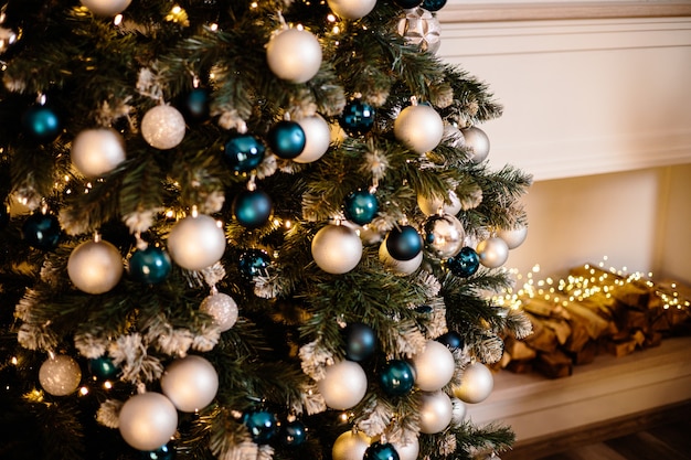 Decoração de Natal na árvore, lindos brinquedos em cores claras. Atmosfera de natal, ano novo