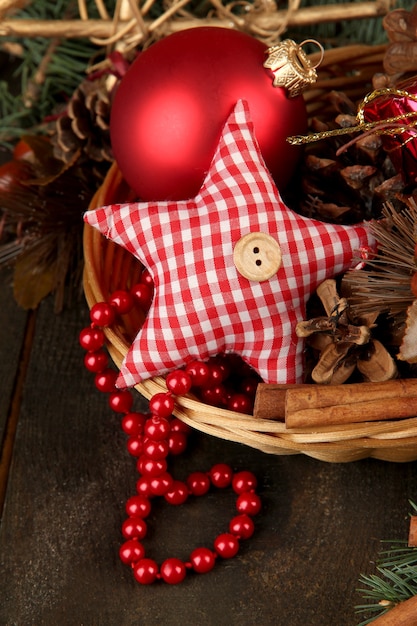Decoração de natal na cesta e ramos de abeto na mesa close-up