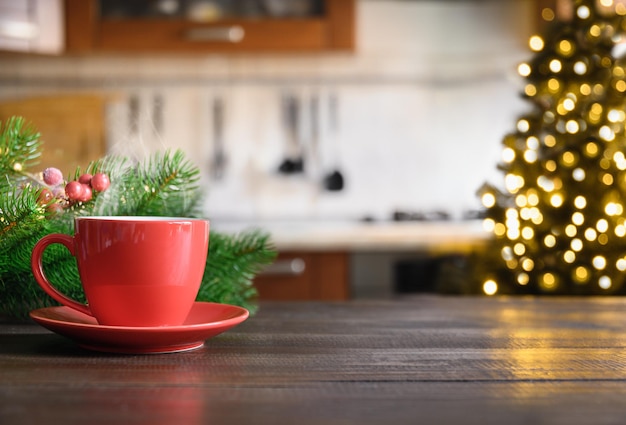 Decoração de natal na cozinha e mesa de madeira para exposição ou montagem de seus produtos