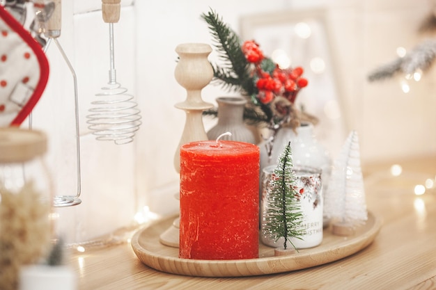 Foto decoração de natal na cozinha, feriados interiores de cozinha, design de ano novo