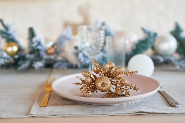 Decoração de natal na cozinha. talheres de natal. utensílios de cozinha de natal. interior brilhante da cozinha de ano novo. modelo de cartão de ano novo. cozinha de cores brancas. árvore de natal na cozinha.