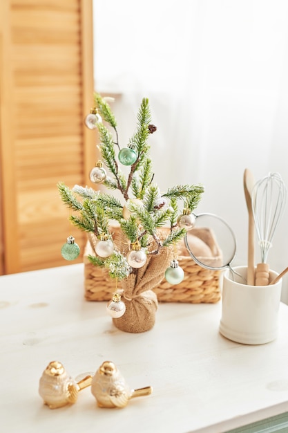 Foto decoração de natal na cozinha. talheres de natal. utensílios de cozinha de natal. interior brilhante da cozinha de ano novo. modelo de cartão de ano novo. cozinha de cores de hortelã branca.
