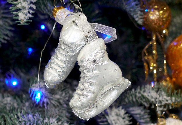 Foto decoração de natal na forma de um par de patins em uma árvore de natal