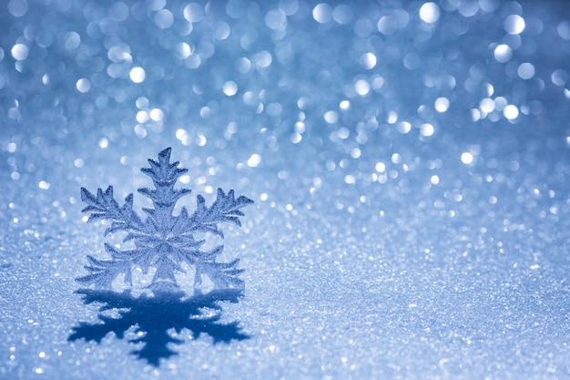 Decoração de Natal na neve contra o fundo de luzes desfocadas