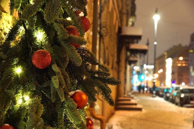 Decoração de Natal na rua da cidade no inverno.