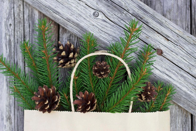 decoração de natal na sacola de papel com fundo de madeira