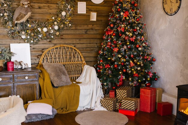 Foto decoração de natal na sala de estar de uma casa de campo de madeira com uma tradicional árvore de natal