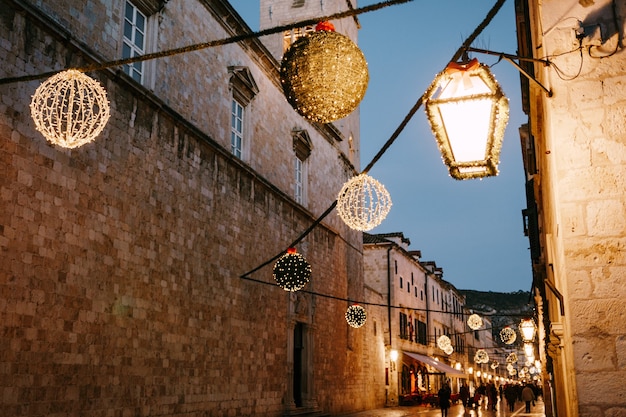 Decoração de natal nas ruas na praça da velha cidade de dubrovnik, na croácia, para o ano novo