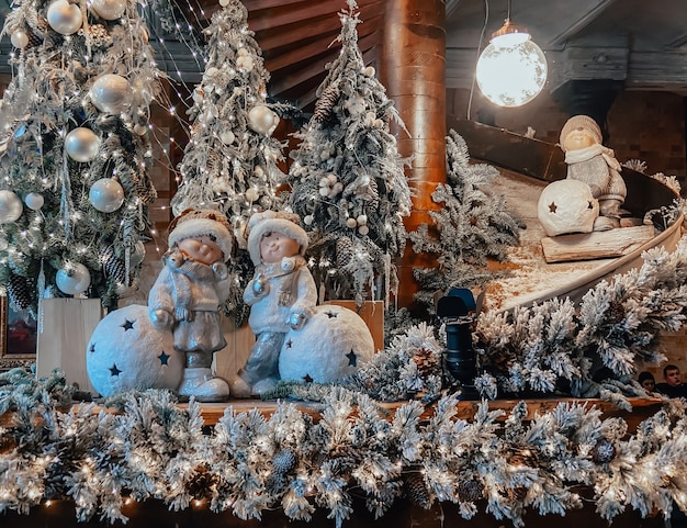 Decoração de Natal no restaurante com a imagem de meninos rolando ladeira abaixo e fazendo bolas de neve. Conceito festivo.