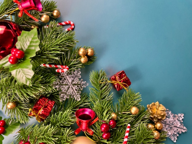 Decoração de Natal, pinheiro, folhas douradas, flocos de neve, flocos de neve, bagas vermelhas, sobre fundo azul