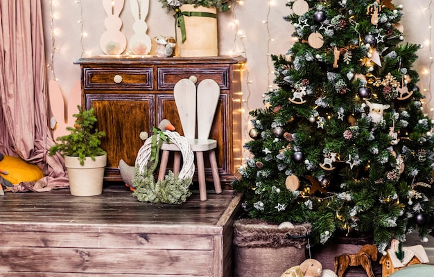 Decoração de Natal, Reveillon do quarto das crianças em materiais naturais em cores escuras. foto