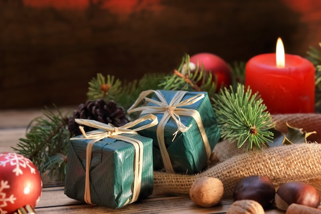 Decoração de Natal tradicional em fundo de madeira com velas e presentes