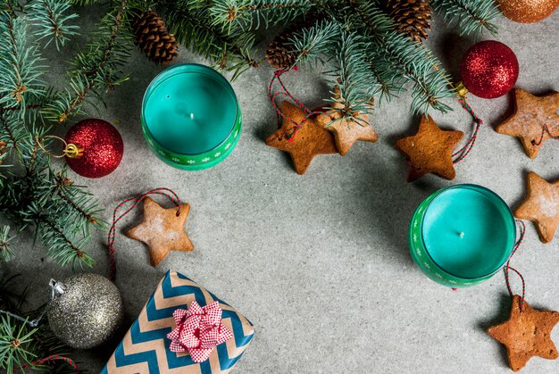 Decoração de Natal, velas, abeto e biscoitos de gengibre