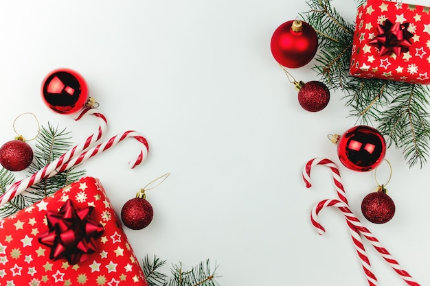 Decoração de Natal vermelha em branco, presentes de Natal, doces, pirulito.