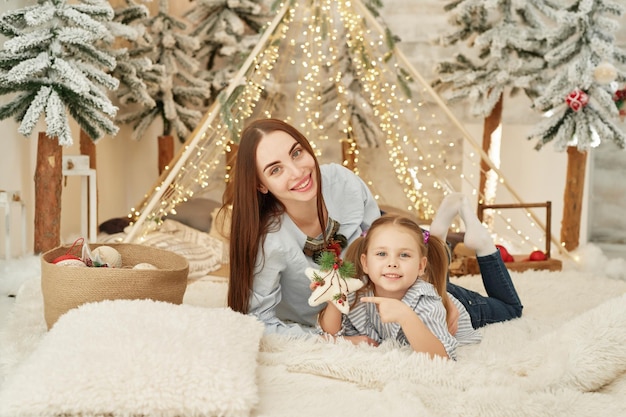 Decoração de natal vintage árvore de natal e presentes aconchegante manhã de inverno