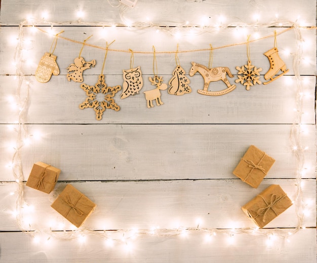 Decoração de natal vintage em caixas de presente de mesa de madeira anjo veado casa árvore luzes de natal e espaço de cópia para texto
