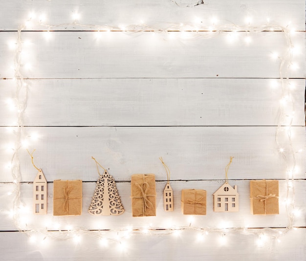 Decoração de natal vintage em mesa de madeira abriga luzes de natal de árvores e copie o espaço para texto