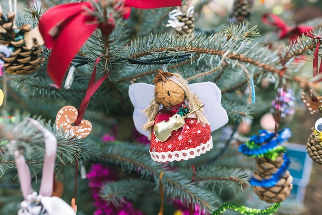 Decoração de noz artesanal DIY como anjo na árvore de Natal