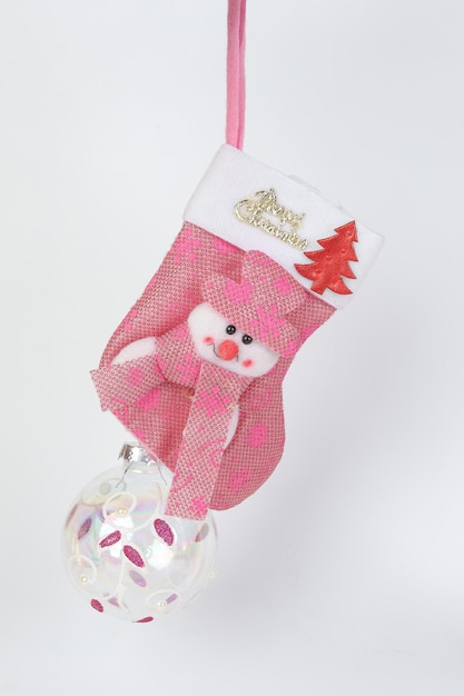 Decoração de ornamento vermelho de Natal pendurada no fundo branco