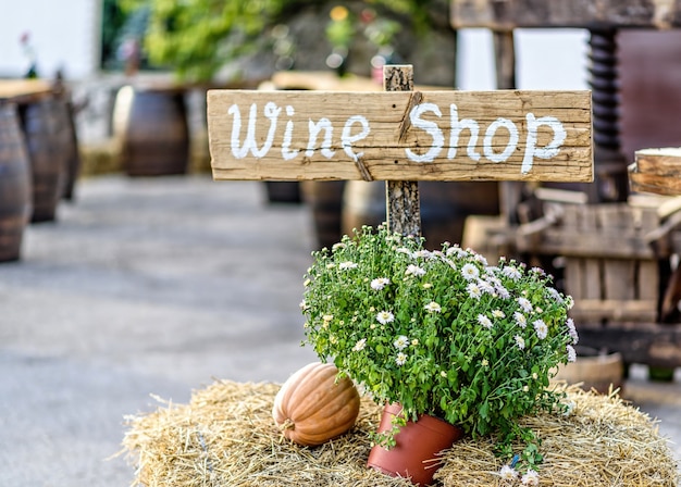 Foto decoração de outono com feno, flores e abóboras em um festival de loja de vinho, placa