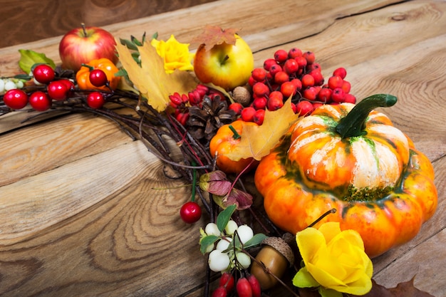 Decoração de outono com frutas vermelhas e abóbora,