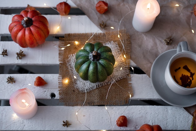 Decoração de outono de abóboras e velas em outubro ideia para o halloween