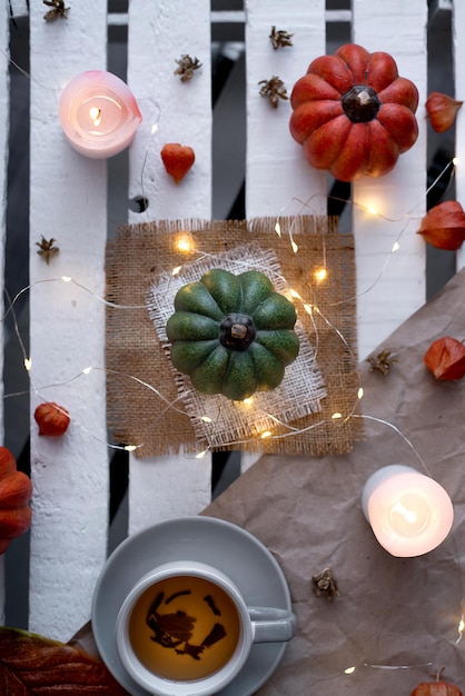 Decoração de outono de abóboras e velas em outubro ideia para o halloween