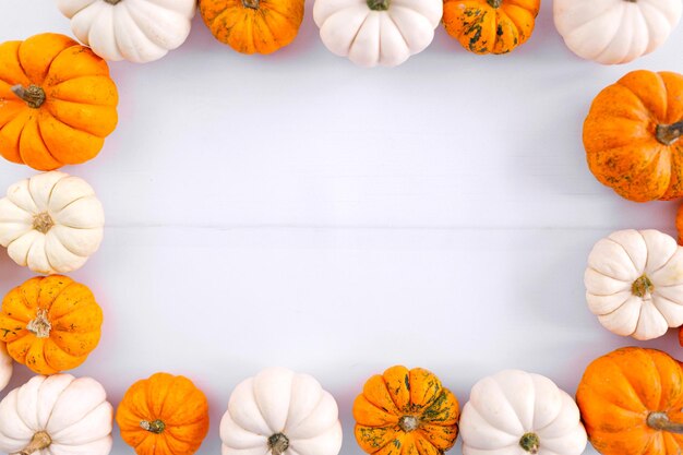 Decoração de outono em branco com espaço de cópia. Outono, halloween, ação de graças