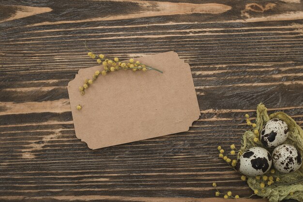 Foto decoração de páscoa com ovos de páscoa e flores da primavera. ovos pequenos em madeira