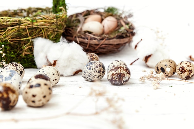 Decoração de páscoa com ovos e cesta em fundo branco de madeira