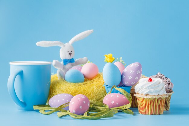 Decoração de Páscoa com ovos e doces